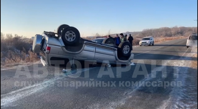 Жёсткое ДТП: внедорожник перевернулся на крышу в Приморье — видео