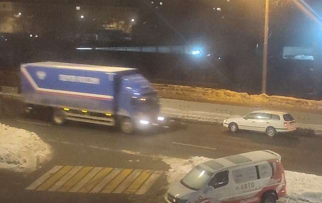 На волоске от трагедии: во Владивостоке автомобиль ехал по «встречке» на скоростной дороге — видео