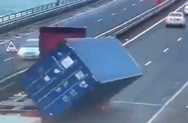 Сильнейший ветер сдул контейнер на мосту во Владивостоке, он упал прямо перед другой машиной — видео