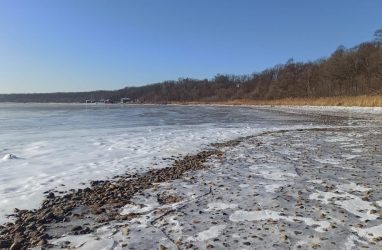 В Приморье рыбаки проваливались под лёд, но всё равно шли к удачному месту