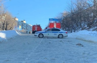 Во Владивостоке пожарная машина не смогла подъехать к горящему дому с семью детьми