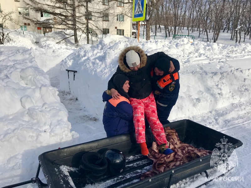 В Приморье женщину со сломанной ногой доставили в больницу на снегоходе с санями