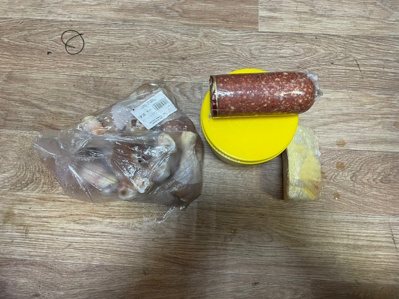 Сыр, колбасу и немного курицы похитил грабитель из дома в Приморье