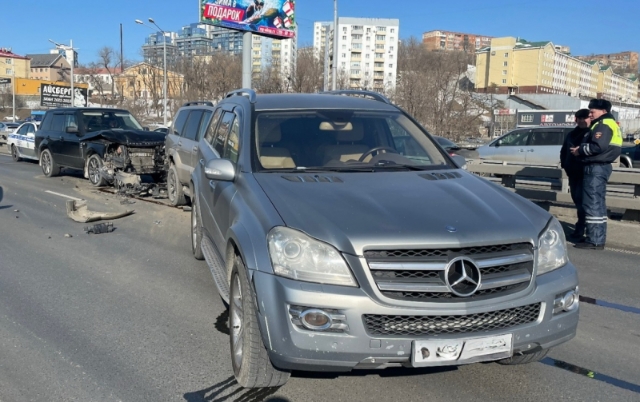 «Крузак», «Мерс» и «Рендж Ровер»: жёсткое ДТП произошло во Владивостоке — фото