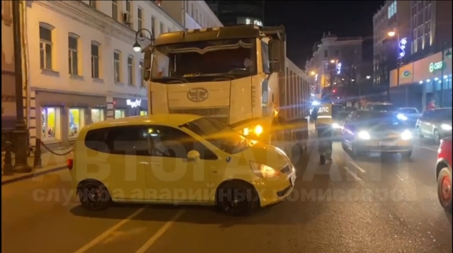 Огромный самосвал врезался в малолитражку в центре Владивостока — видео