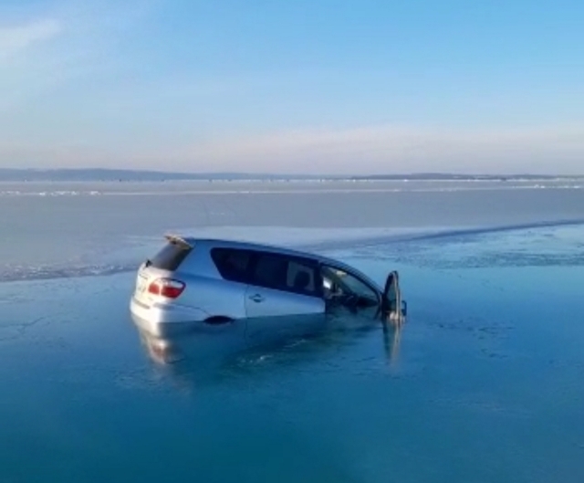 Во Владивостоке машина провалилась под лёд — видео
