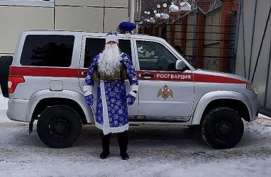 В Приморье боец-высотник стал Дедом Морозом специального назначения