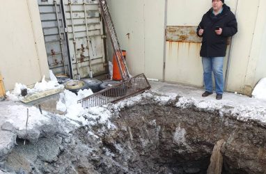 Во Владивостоке устранению крупной течи на водопроводе помешала постройка прямо на сетях