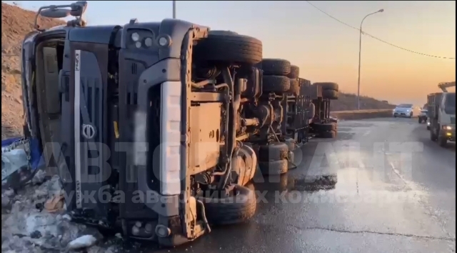 «В кузове сместился груз»: страшное ДТП с грузовиком произошло в Приморье — видео