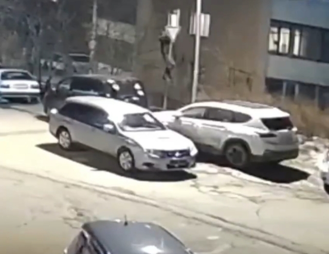 Во Владивостоке автоподставщики заменили знак «Остановка запрещена» на «Уступи дорогу» — видео