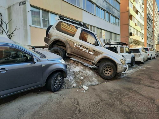 Жителей Владивостока рассмешил способ парковки владельца внедорожника — фото