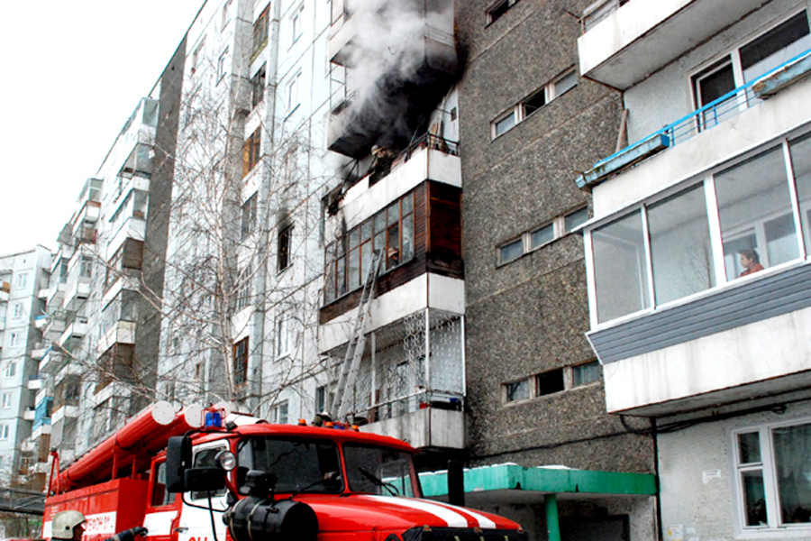 Страшный пожар в многоэтажке произошёл в Приморье. Огнеборцы спасли людей