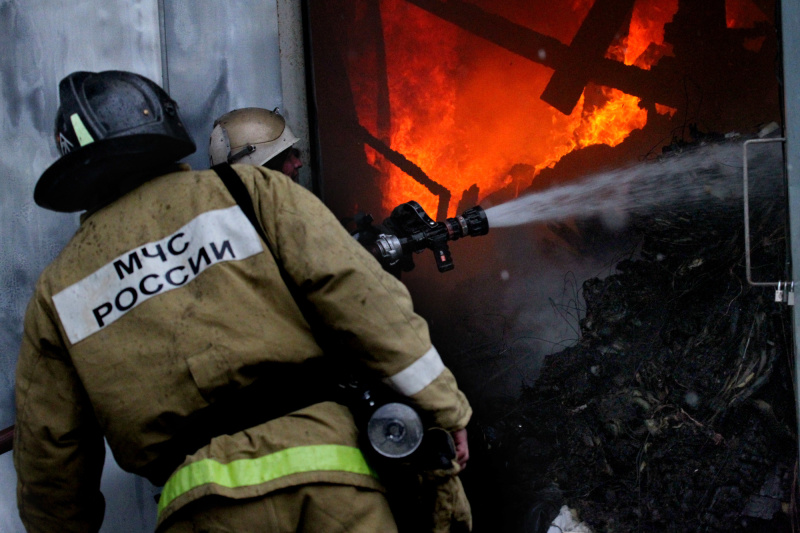 Полыхающий магазин в Приморье тушили 18 огнеборцев