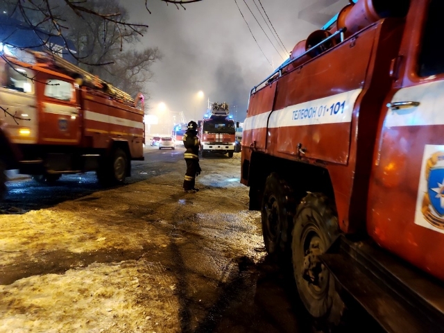 Замыкание электропроводки привело к пожару в 12-этажном доме в Приморье