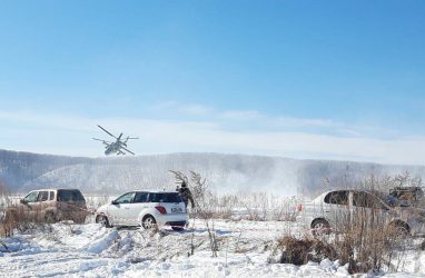 Боевой вертолёт пролетел недалеко от участников снежного джип-спринта в Приморье