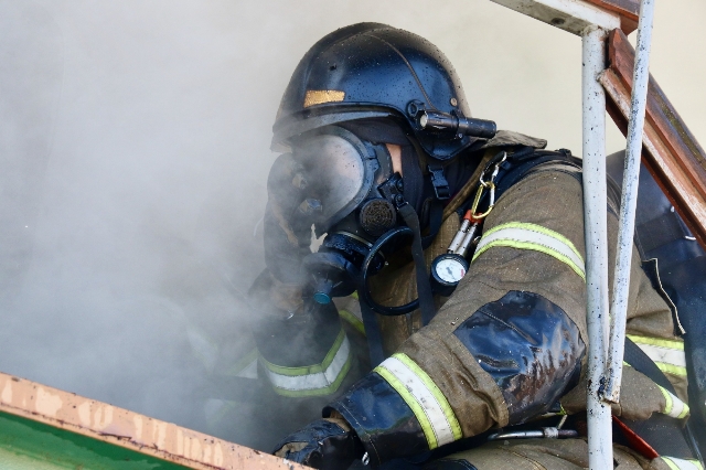 В Приморье, чтобы спасти женщину в пожаре, огнеборцы демонтировали оконную решётку