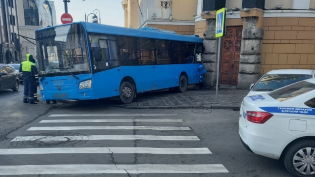 В центре Владивостока неуправляемый автобус врезался в здание — фото