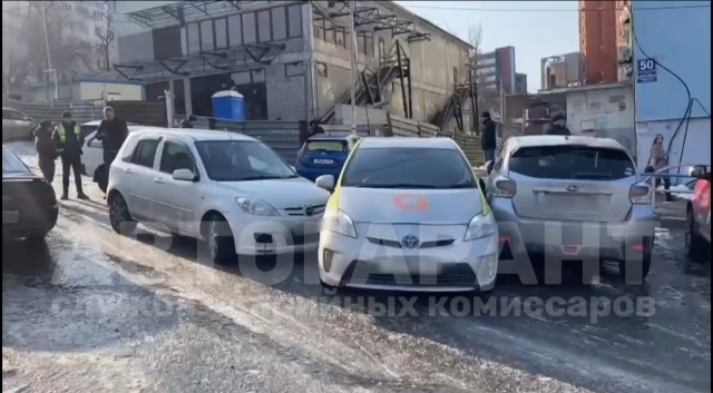 Коварный гололёд во Владивостоке собрал в одном месте четыре машины в ДТП — видео