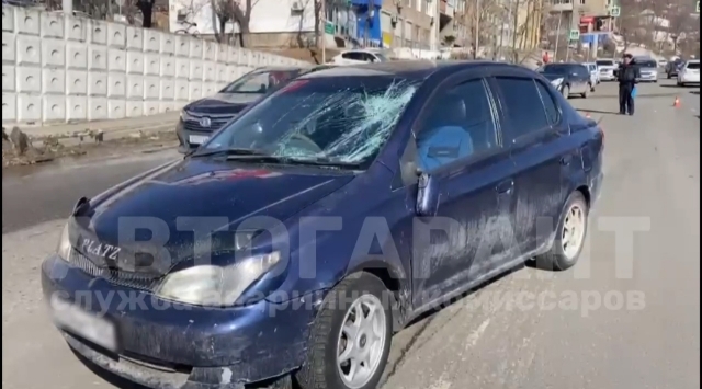 Во Владивостоке автомобиль на полной скорости сбил пешехода — видео