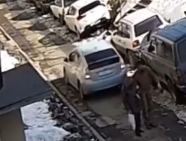 «Кошмар какой-то». Момент наезда на пешеходов попал на видео во Владивостоке