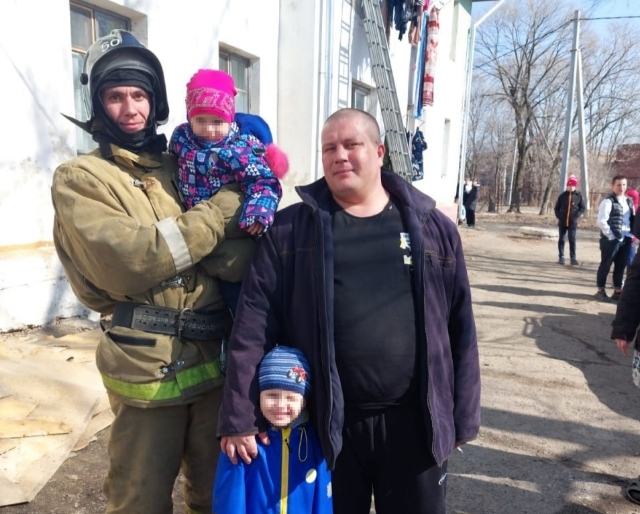 Подавали детей через окна. Огнеборцы спасли семью в страшном пожаре в Приморье