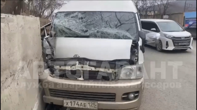 Во Владивостоке микроавтобус «влетел» в бетонную стену. Водитель госпитализирован