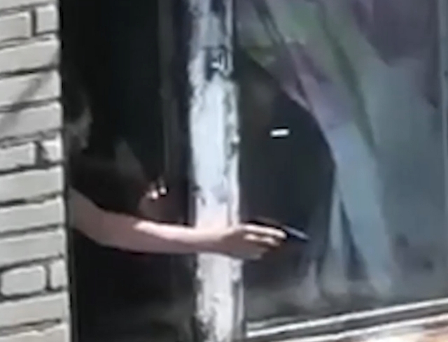 Во Владивостоке хулиганы стреляли из пневматического пистолета по прохожим и машинам — видео