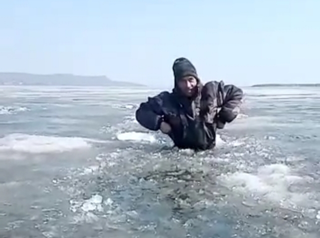 Шокирующее видео. Рыбаки по пояс в ледяной воде пытались добраться до берега в Приморье