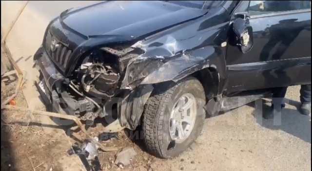 Во Владивостоке «Крузак» порвал колесо о бордюр и проломил железный забор — видео