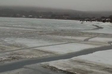 В Приморье рыбаки чуть не провалились в трещины во льду Уссурийского залива