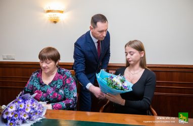 Во Владивостоке вручили ордена Мужества родственникам шестерых погибших участников СВО