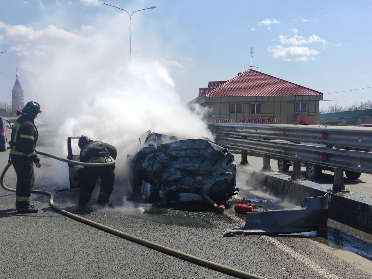 В Приморье Toyota Camry врезалась в грузовик и полностью сгорела