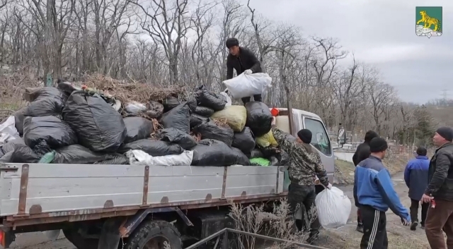 С кладбищ Владивостока вывезли более ста тонн мусора (видео)
