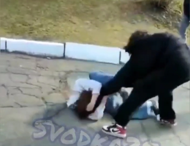 «Жутко смотреть». Драку школьниц во Владивостоке записали на видео. Возбуждено уголовное дело
