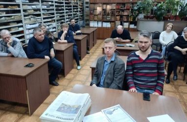 Приморскому краю необходимо Красное знамя, считают журналисты разных поколений