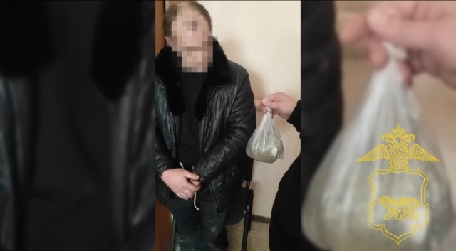 Во Владивостоке «громовцы» задержали мужчину со «спайсом» — видео