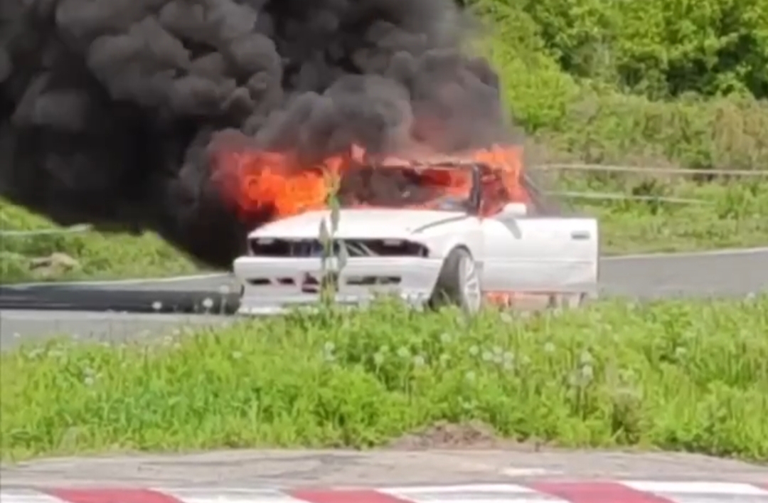 Во Владивостоке на картодроме загорелся спорткар — видео
