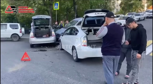 Во Владивостоке врезались два «Приуса». Их откинуло на микроавтобус
