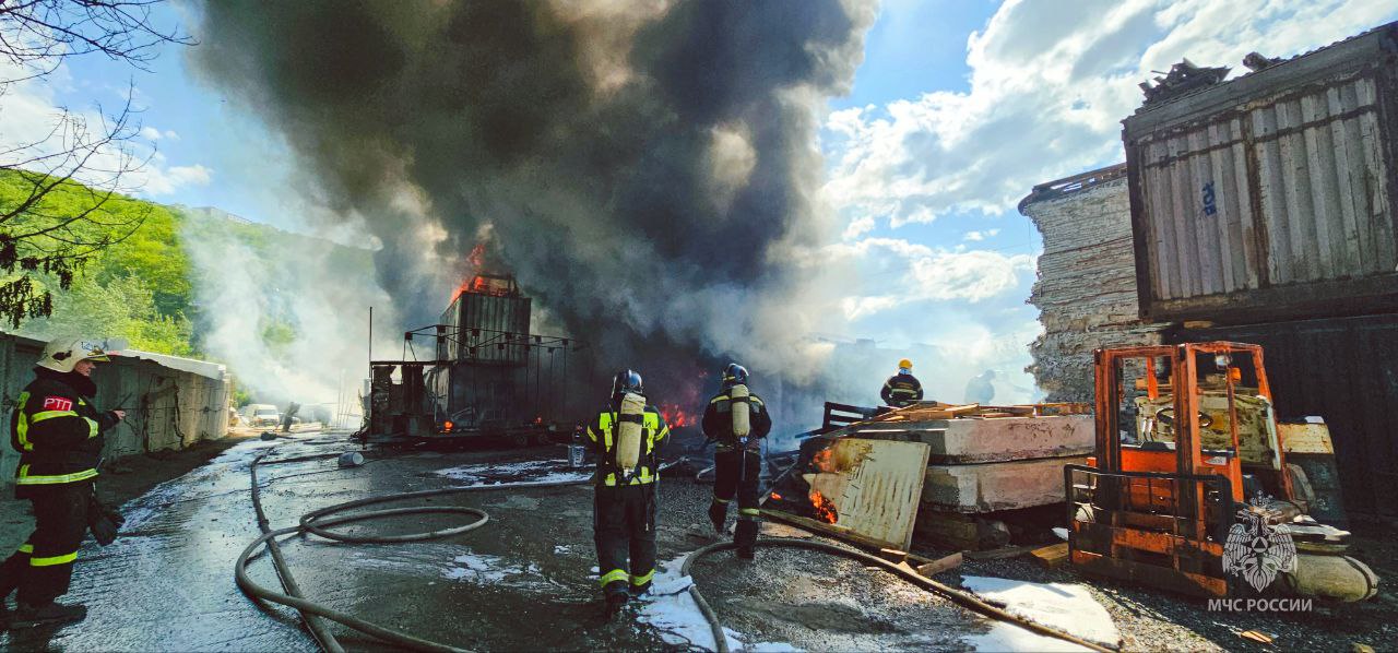 Во Владивостоке 40 огнеборцев тушат серьёзный пожар