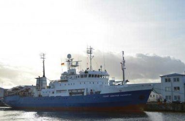 Геофизическое судно с мурманской «пропиской» «Геолог Наливкин» зашло во Владивосток