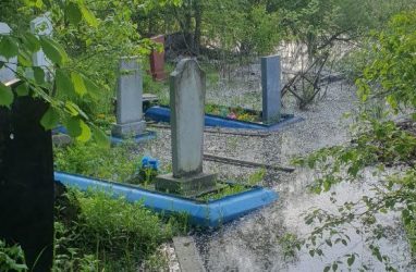 В приморском Артёме могилы на кладбище уходят под воду