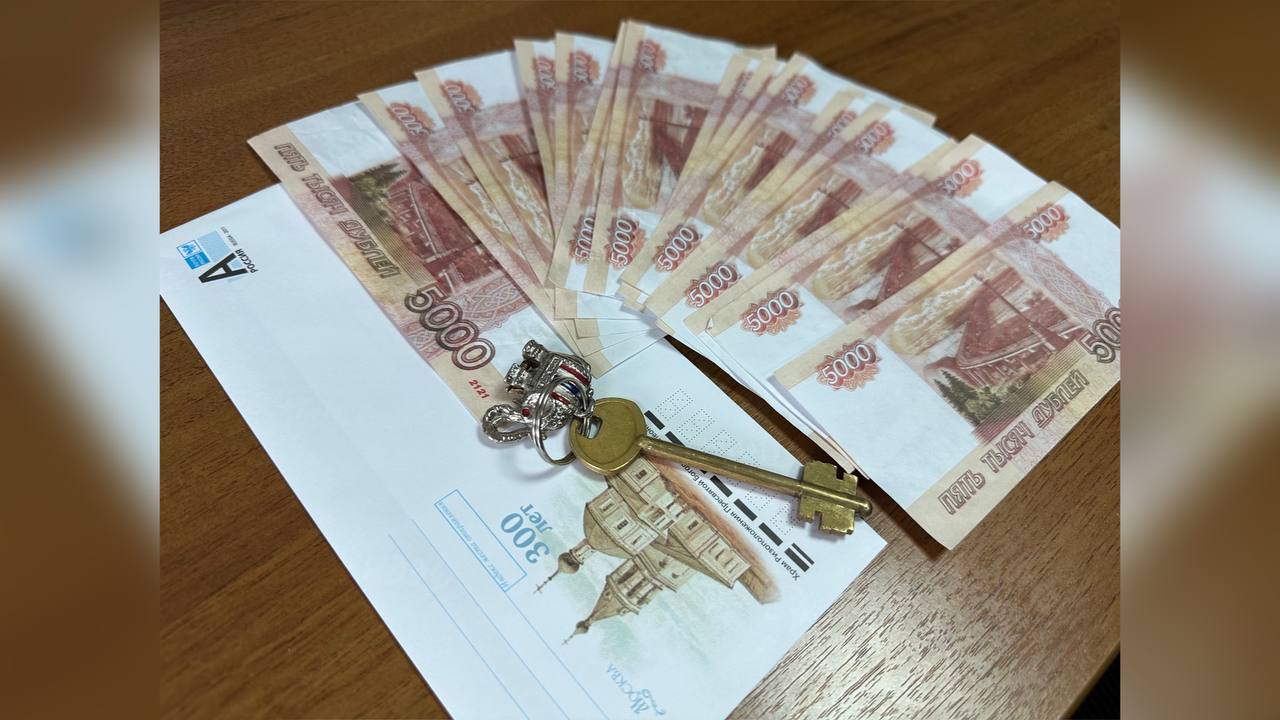 В Приморье девушка хранила 750 тысяч рублей в конверте дома. Это заметила соседка