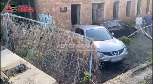 Перепутавшая педали автомобилистка во Владивостоке снесла забор и опрокинула машину с подпорной стены