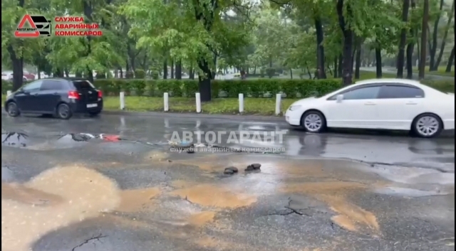 То, что случилось с асфальтом на одной из улиц Владивостока, шокировало горожан