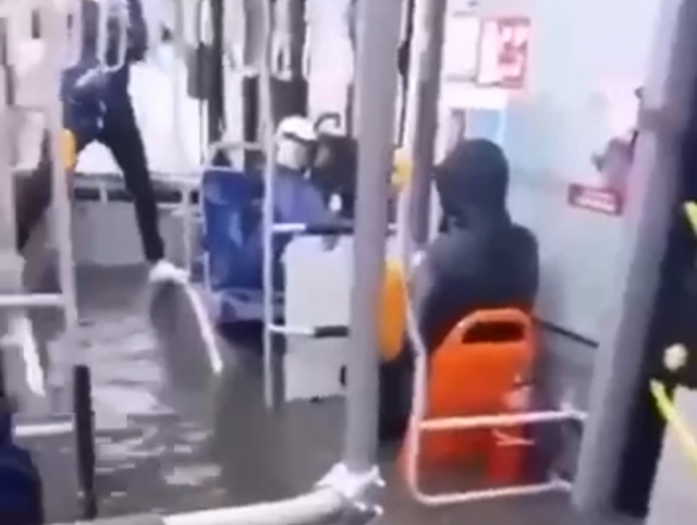 Жители Владивостока ехали на автобусе, наполненном водой — шокирующее видео