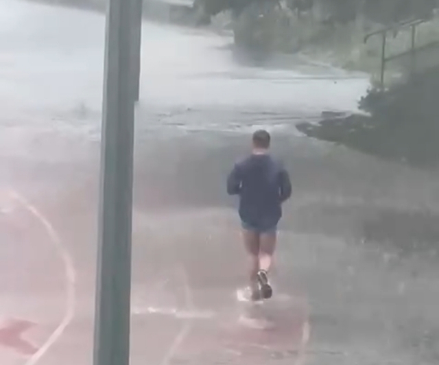 Отчаянный житель Владивостока прославился, выйдя на тренировку в штормовую погоду — видео
