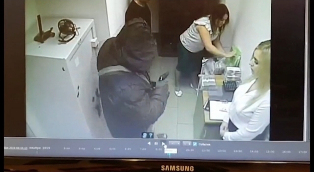 Попало на видео дерзкое нападение на офис банка в Приморье
