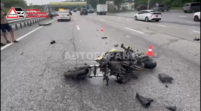 Мотоциклист попал в жуткое ДТП во Владивостоке. Опубликованы кадры с места аварии