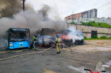 Крупный пожар оставил Владивосток без четырёх муниципальных автобусов