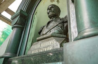 Во Владивостоке реставрируют памятник адмиралу Невельскому, ограду которого спиливали металлисты